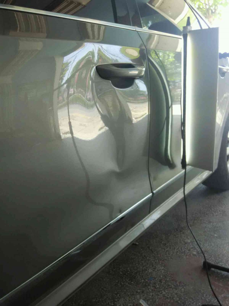 車門凹陷修復(fù)前