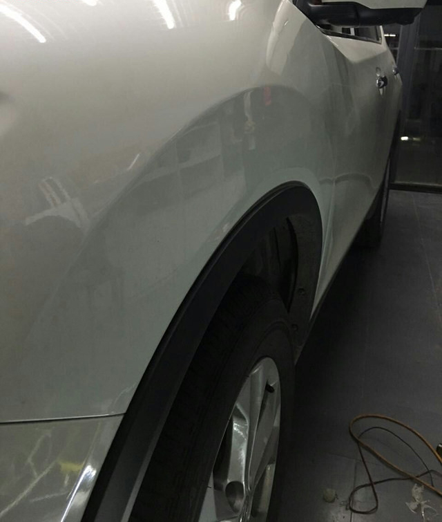 汽車前翼子板凹陷修復(fù)后