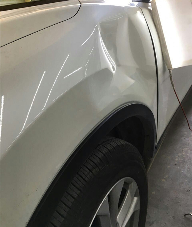 汽車前翼子板凹陷修復(fù)前